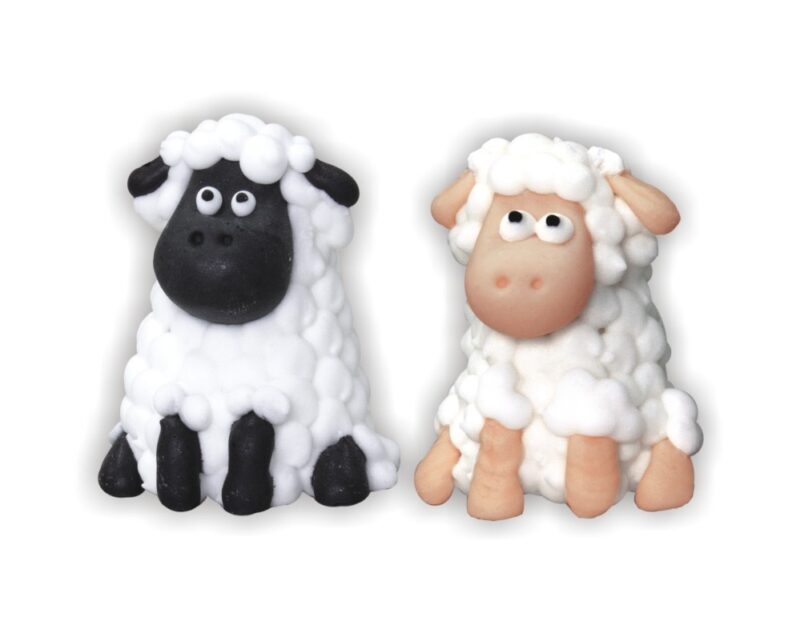 Urocza figurka baranka z czarną twarzą i białym futerkiem z masy cukrowej, idealna dekoracja na tort dla dzieci.